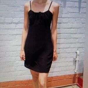 BRANDY MELVILLE KEYHOLE SIDE ZIP MINI DRESS IN BLACK. OS